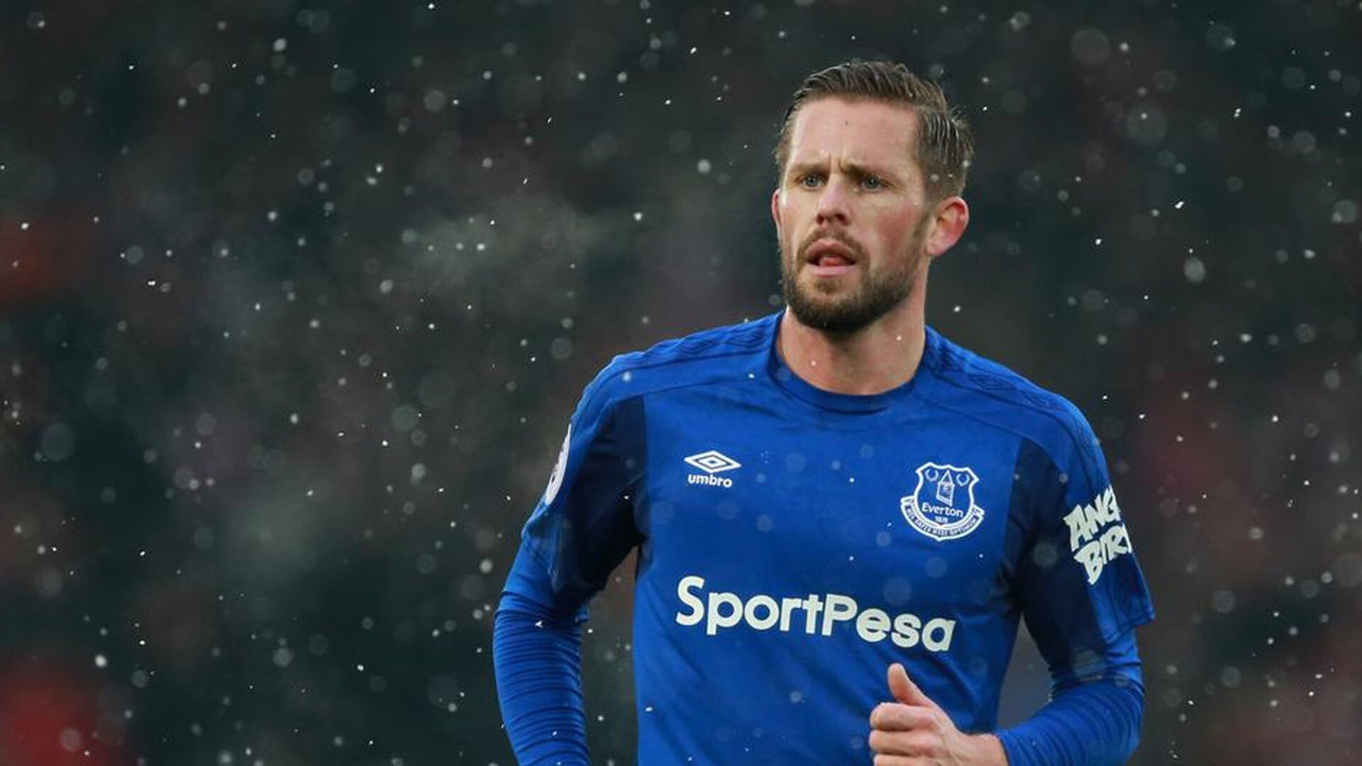 莱万多夫斯基与50激战瑞士队分钟,重要助攻胜负难料!,穆古鲁扎焦点对战赛场气氛高涨